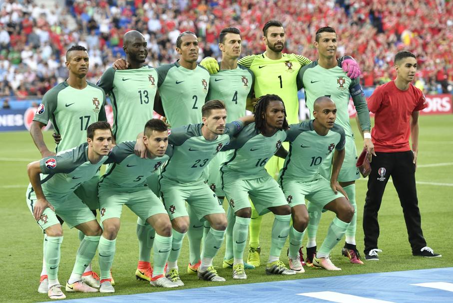 Clic. Lo sconosciuto raccattapalle è immortalato per sempre nella semifinale di Euro 2016. Ap
